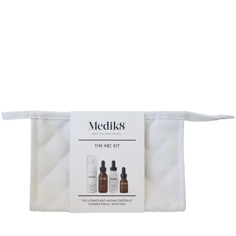 Medik8 Le kit ABC Contient : Gentle Cleanse 40ml, C-Tetra 30ml, Hydr8 B5 30ml, Retinol 3TR 15ml dans un sac cosmétique blanc