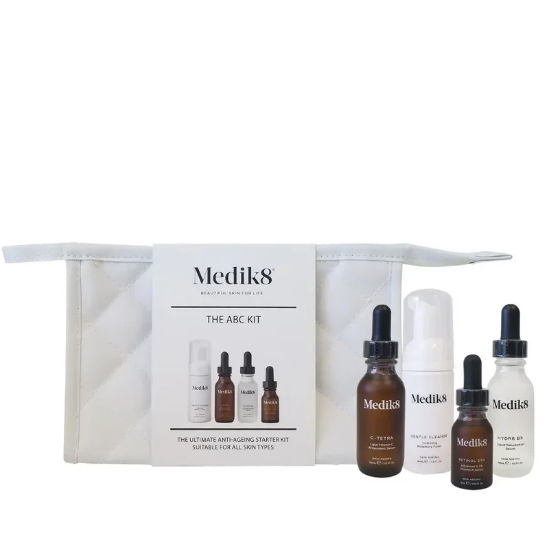 Medik8 Le kit ABC Contient : Gentle Cleanse 40ml, C-Tetra 30ml, Hydr8 B5 30ml, Retinol 3TR 15ml dans un sac cosmétique blanc